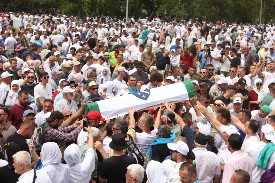 POTOČARI DANAS PLAČU I PAMTE: Još deset Srebreničana vraćeno iz tišine masovnih grobnica u vječni smiraj, obavljen ukop deset žrtava genocida (FOTO)