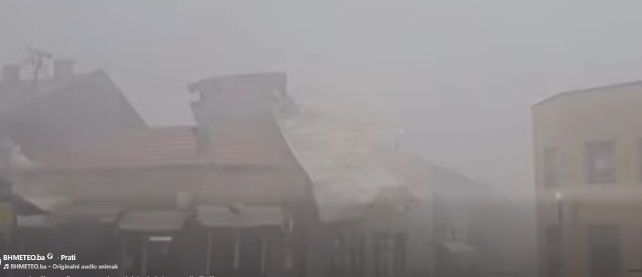 SNAŽNO NEVRIJEME POGODILO BUGOJNO I DONJI VAKUF: Vjetar nosio krovove, grad poharao usjeve (VIDEO)