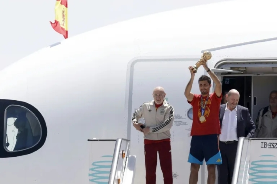 ŠAMPIONI SLETJELI U MADRID S PEHAROM: Milion ljudi čeka fudbalere Španije na ulicama