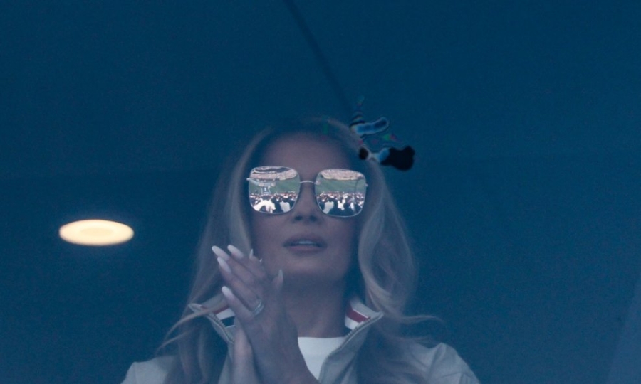 MELANIA STIGLA U OBIČNOJ MAJICI IZ GAPA: Sve oči bile su uprte u njene goleme naočale