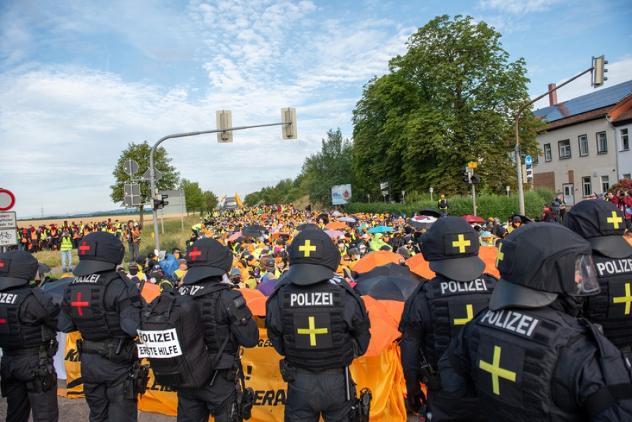 TOTALNI HAOS U NJEMAČKOJ: Hiljade pokušale blokirati skup AfD-a, policija ih zaustavljala palicama (VIDEO)