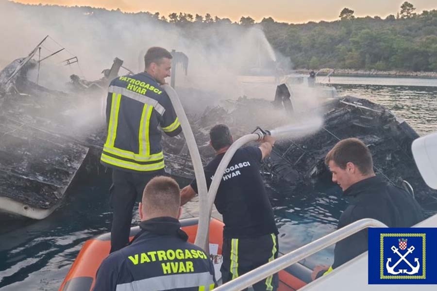 DRAMA NA MORU: Izgorio katamaran, potonuo na morsko dno, stigle snimke s Hvara...