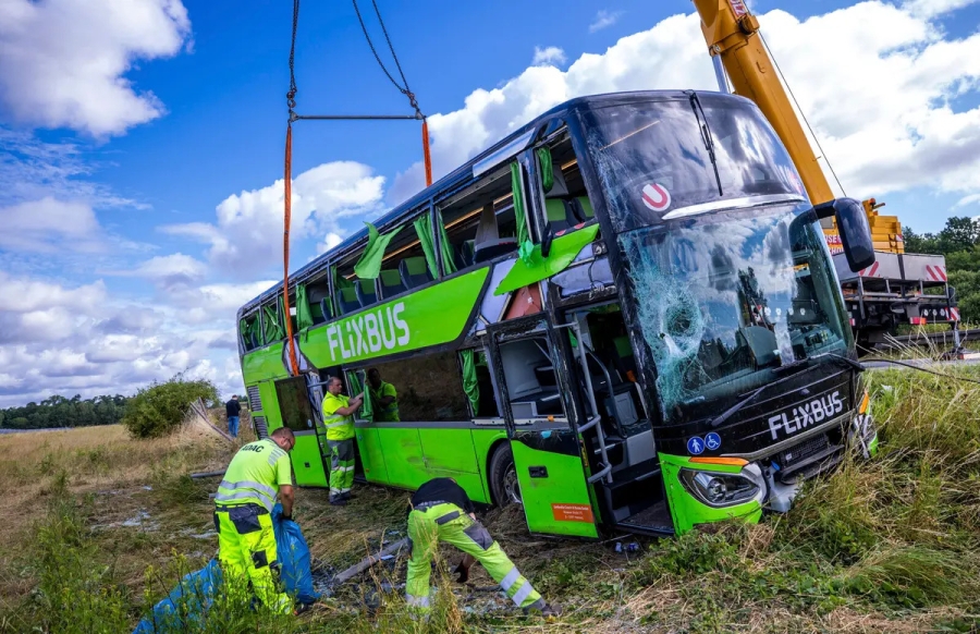 DRAMA NA AUTOCESTI: Dvospratni autobus FlixBusa sa 70 putnika sletio u provaliju