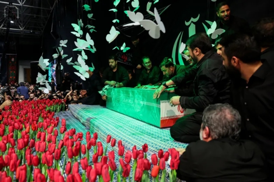IRAN U ŽALOSTI: Tijelo poginulog iranskog vrhovnog vođe Alija Hameneija dopremljeno na komemoraciju u Teheranu