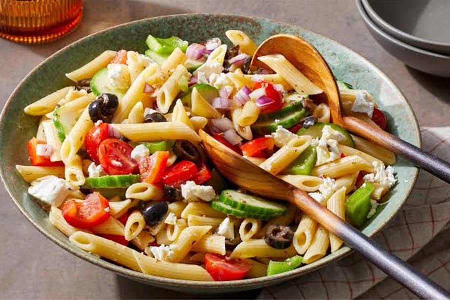 MIRISI I OKUSI MEDITERANA: Danas pravimo izvrsnu salatu sa tjesteninom i feta sirom...
