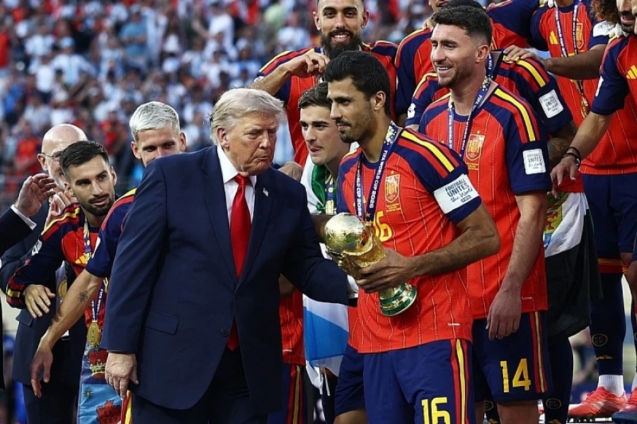 FURIJA NA TRONU: Trump uručio trofej prvaka svijeta Špancima, uslijedilo veliko slavlje Rodrija i saigrača