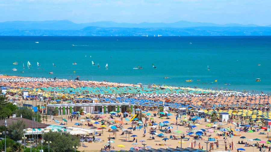 NEZAPAMĆENA TRAGEDIJA U POZNATOM LJETOVALIŠTU: Muškarac preminuo na plaži, njegova supruga hitno prevezena u bolnicu