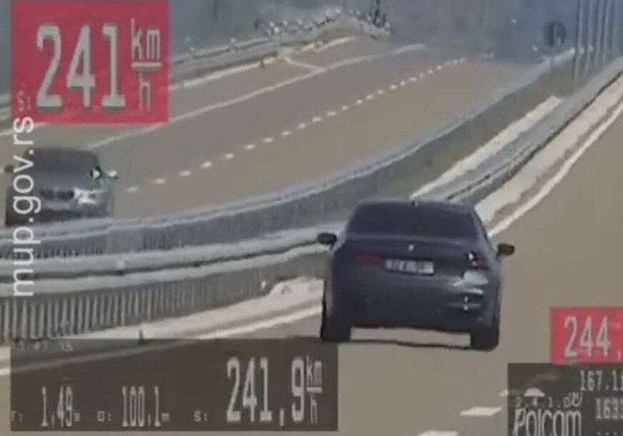 POLICIJA OBJAVILA JEZIV SNIMAK: Vozač BMW-a stisnuo papučicu do kraja, autoputem vozio 241 kilometara na sat