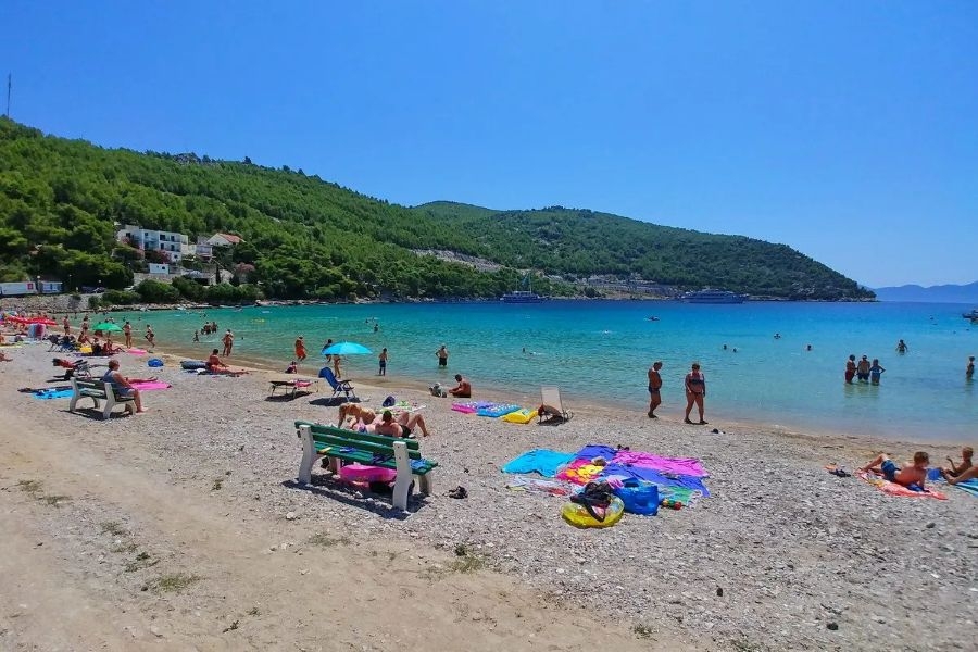 UŽAS NA JADRANU: Kupači na poznatoj plaži uhvatili monstruma dok je snimao nagu djecu