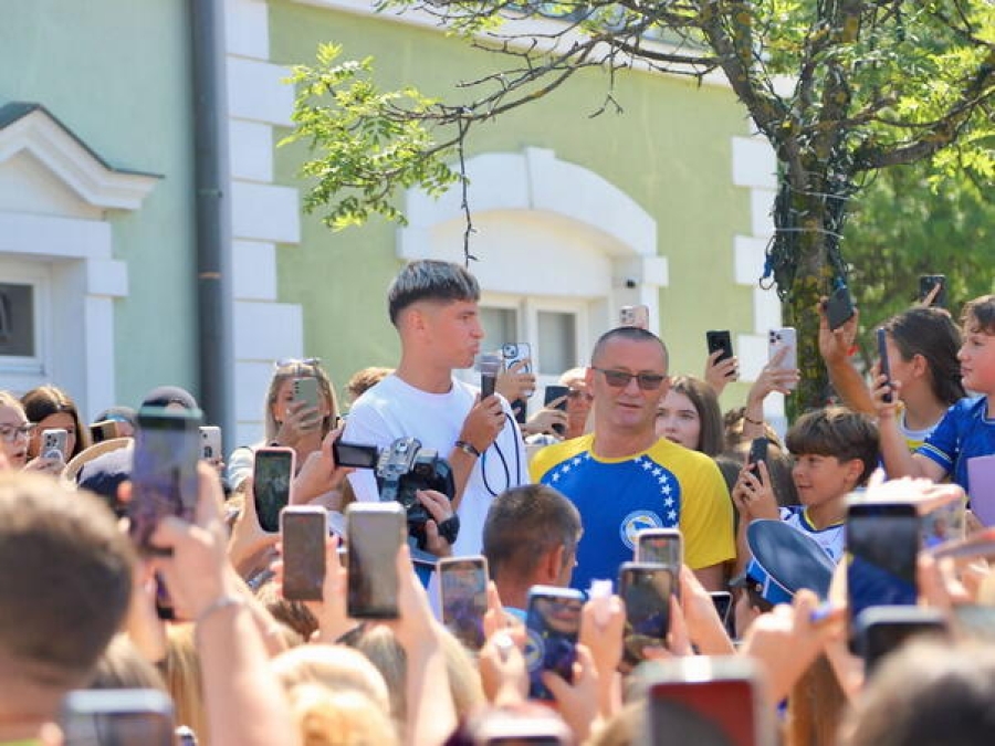 SNAŽNE EMOCIJE NA DOČEKU ARJANA MALIĆA U CAZINU: 'Kada braniš boje BiH...' (FOTO)