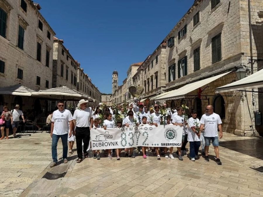 DUBROVNIK NIKADA NE ZABORAVLJA SREBRENICU: Mimohod sjećanja prošao srcem starog grada, bijeli ljiljani bačeni u more za 8.372 ubijena Bošnjaka! (VIDEO)