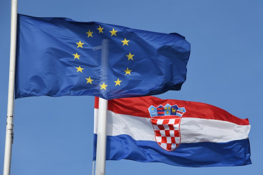 EUROBAROMETAR: Raste broj Hrvata koji drže da ih EU štiti od...