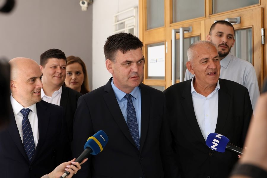 VELIKA GUŽVA ISPRED CIK-a: Ilija Cvitanović predao kandidatske liste