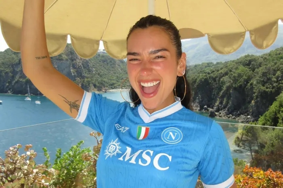 ZABRANJENO ZA MALOLJETNIKE: Dua Lipa obukla dres Napolija, pa se skinula i pozirala potpuno gola u kadi (FOTO)
