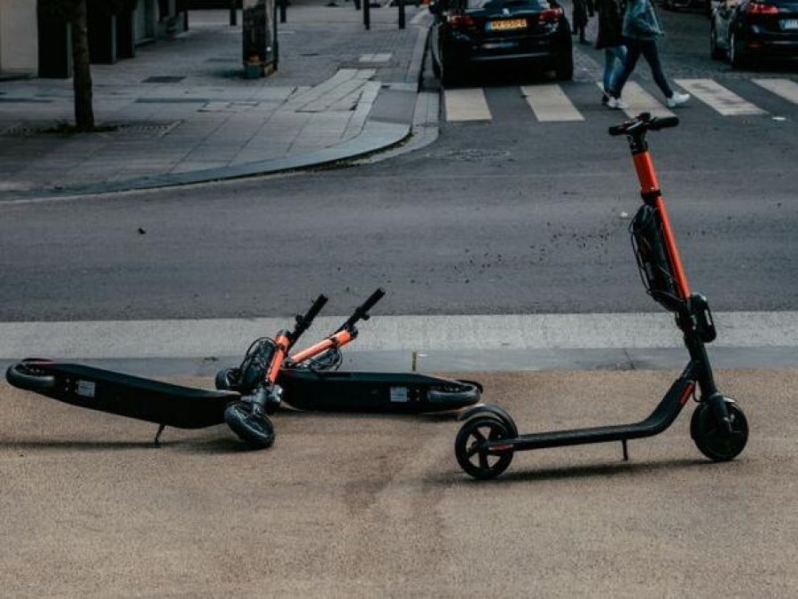 STIŽU STROŽIJA PRAVILA ZA ELEKTRIČNE TROTINETE U BiH: Vožnja mlađima od 14 godina mogla bi biti zabranjena
