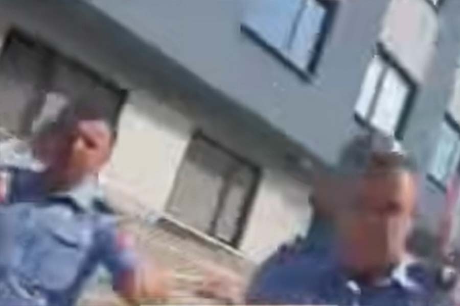 DRAMA U DOBOJU: Majka i kćerka nisu željele dozvoliti policajcima da uklone zastavu...