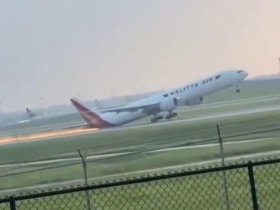 DRAMA NA AERODROMU: Avion pri slijetanju udario repom o pistu (VIDEO)