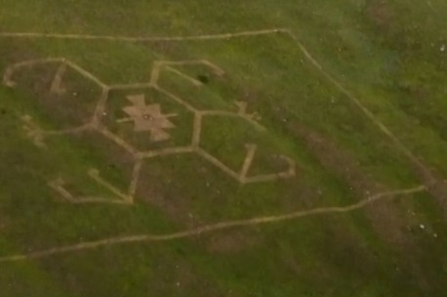 PLANINA U BLIZINI BiH OSVANULA U POTPUNO DRUGOM IZDANJU: Umjetnici napravili gigantske simbole koji ostavljaju bez daha