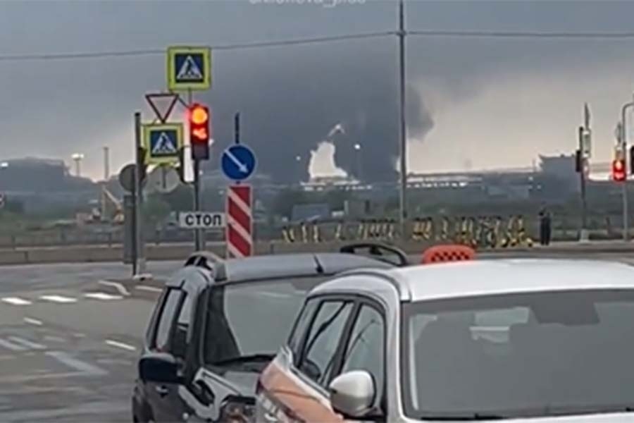 ZASTRAŠUJUĆE SNIMKE IZ RUSIJE: Više ukrajinskih dronova upravo je pogodilo naftni terminal u Sankt Peterburgu, odjekuju eksplozije...