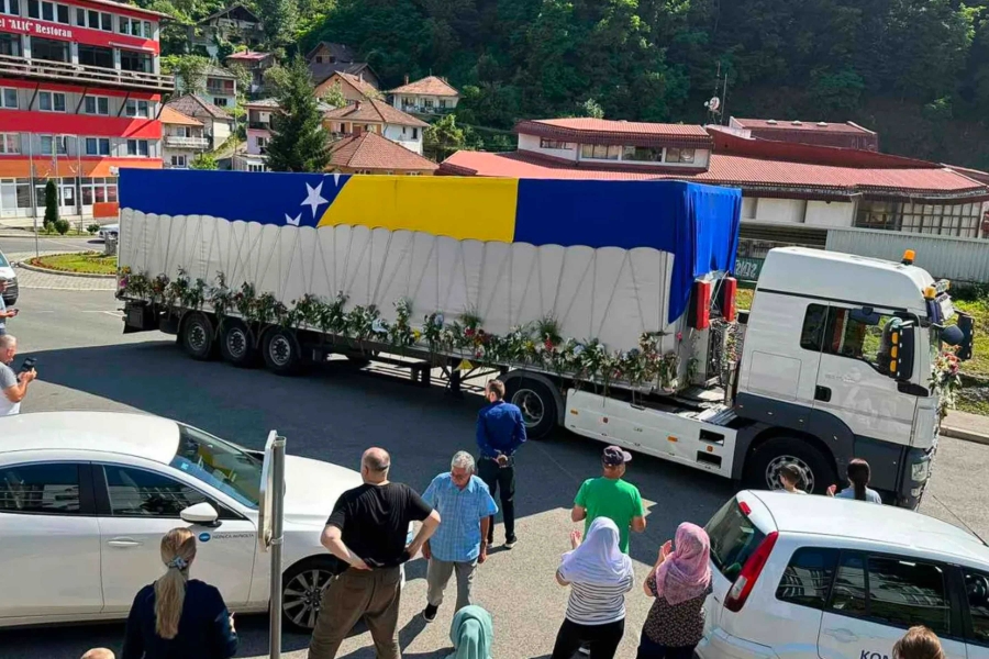 TUŽNA KOLONA KREĆE IZ VISOKOG: Tabuti 10 žrtava genocida danas na putu ka Potočarima