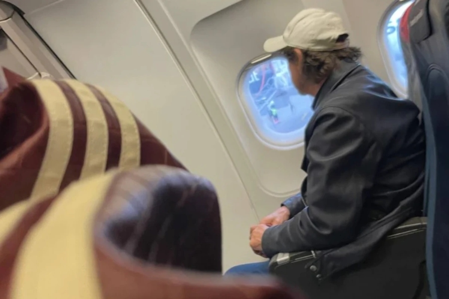 UOČEN NA AERODROMU U BERLINU: Zdravko Čolić neprepoznatljiv u kačketu, a evo šta je radio neposredno pred let (FOTO)