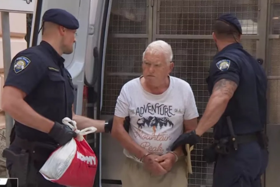 NOŽEM NASRNUO NA POLICAJKU: Napadač doveden pred istražitelje u Zadru