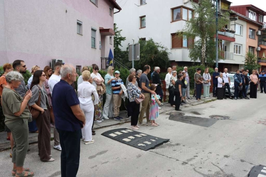 UBIJENO 14 CIVILA: Obilježena 33. godišnjica stradanja Sarajlija u redu za vodu u ulici Hakije Turajlića na Dobrinji