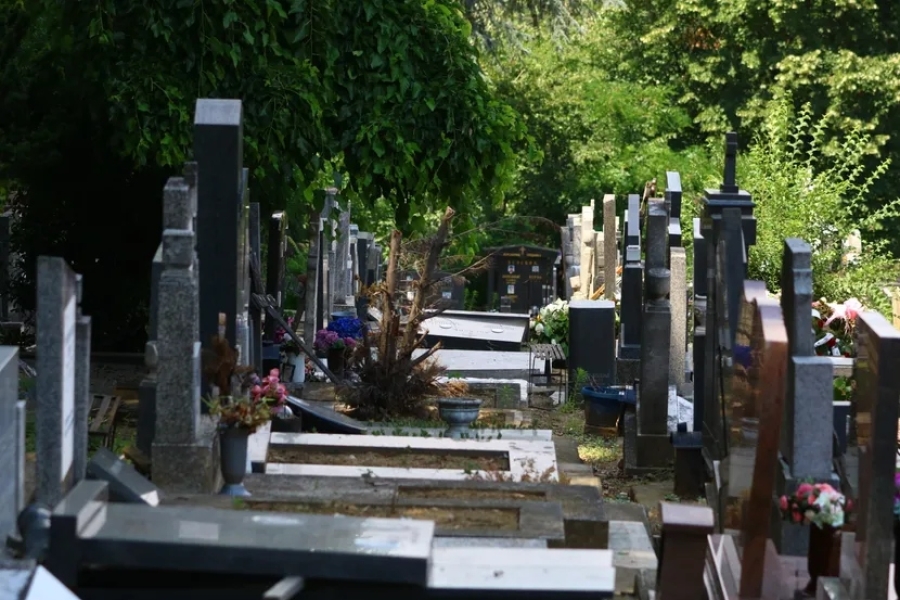 MORBIDNA NOĆ U KOMŠILUKU: Obili porodične grobnice, pa silazili u GROBOVE, otvarali sanduke