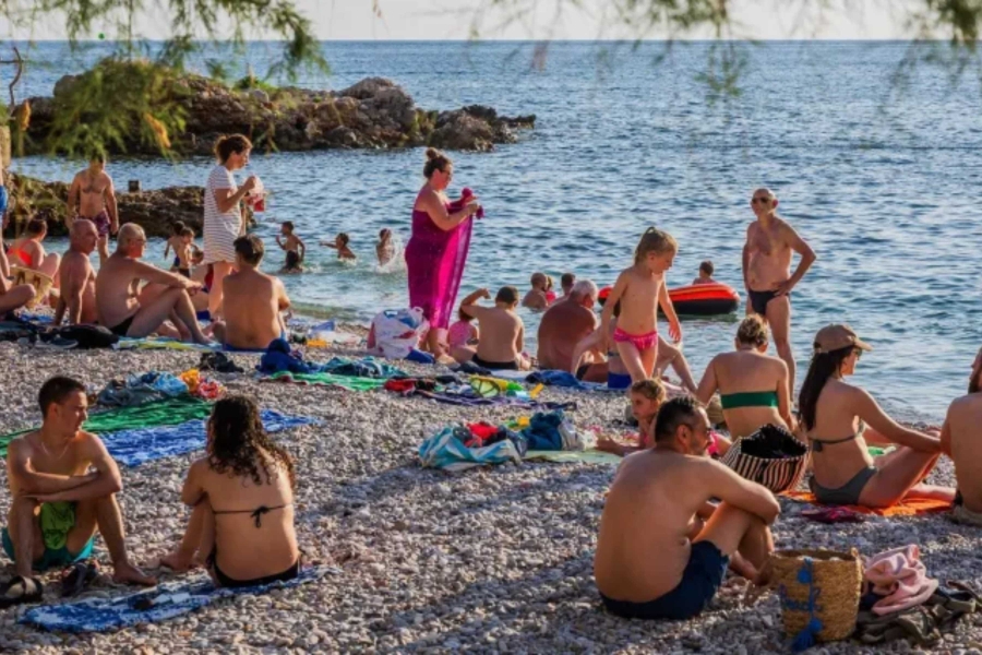 PEDOFIL U HRVATSKOJ SNIMAO GOLU DJECU: Pogledajte gdje je sakrio kameru... (FOTO)