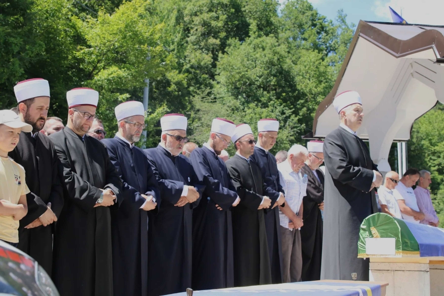 DŽENAZA U TIHOVIĆIMA: Ukopan Đemo Hadžić i 15 neidentifikovanih žrtava zločina iz 1992. godine