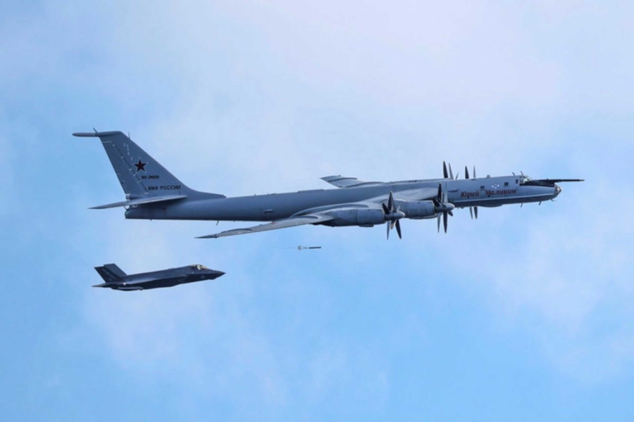 OPASAN MANEVAR: Ruski vojni avion bacao mikrofone tik uz britanski nosač aviona (FOTO)