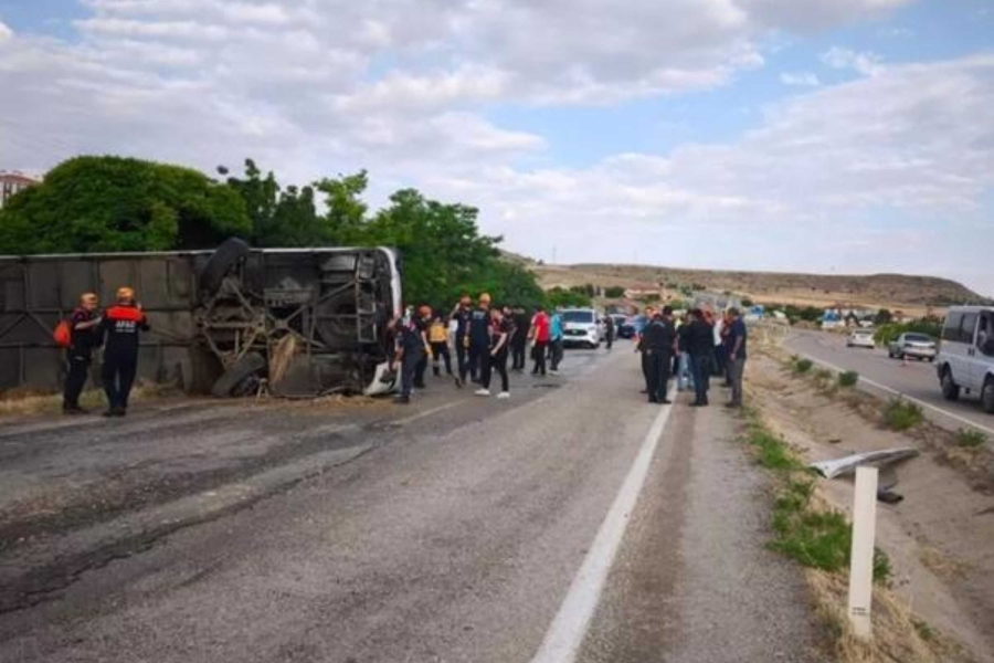 UŽAS U TURSKOJ: Prevrnuo se autobus pun putnika... (VIDEO)