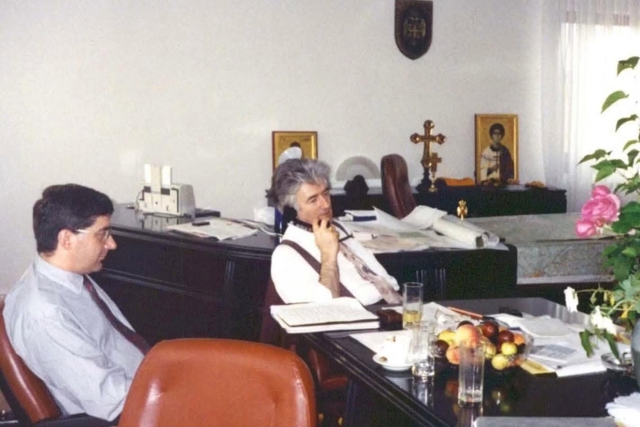 SLAVICA RISTIĆ JE FOTOGRAFIJOM ZABILJEŽILA TRENUTAK O GENOCIDU: Karadžić 13. jula 1995 na telefonu priča sa Mladićem da je Srebrenica pala, a pored njega sjedi današnji osvjedočeni negator genocida...