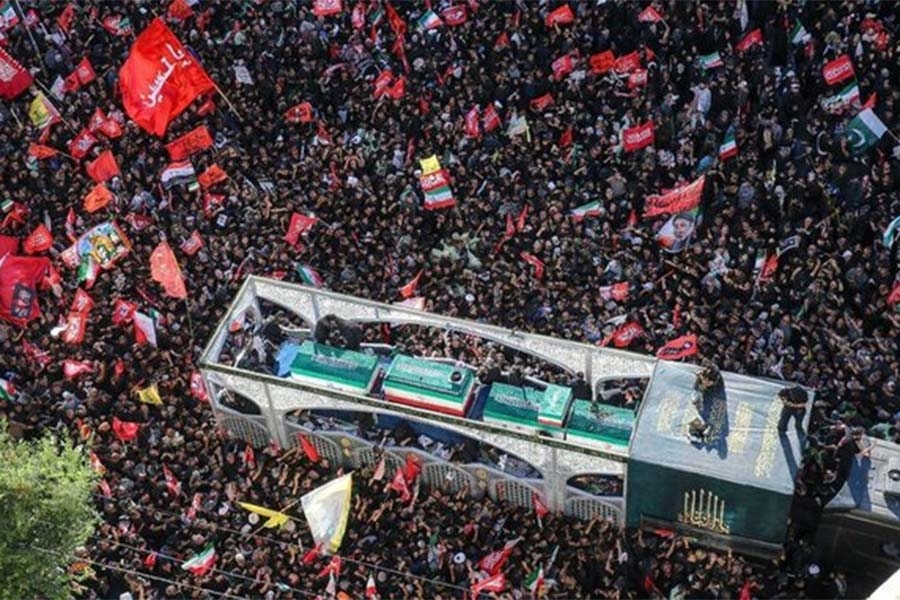 'TRUMPE, UBIT ĆEMO TE...': Jezive poruke sa sahrane ubijenom iranskom ajatolahu...