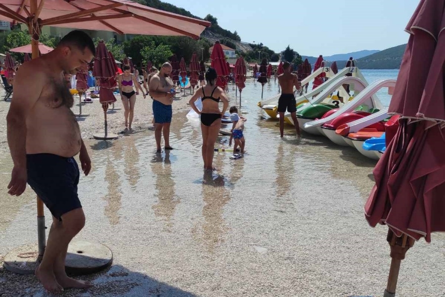 'SB' NA LICU MJESTA: Pogledajte kako je more 'pojelo' plažu u 10 sekundi (VIDEO)