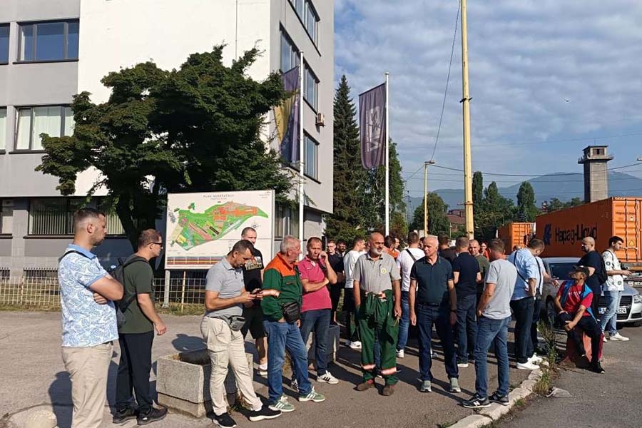 IZAŠLI NA ULICU: Protest radnika Toplane Zenica zbog kašnjenja plaće i neizvjesne sudbine - upiru prstom u Pavlovića i Hamzića...