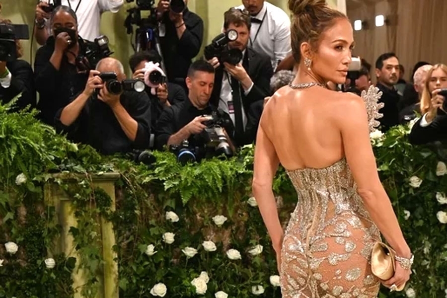 MANJE JE VIŠE: Jennifer Lopez pokazala kako elegantno nositi 'običnu' haljinu, sve je u detaljima (FOTO)
