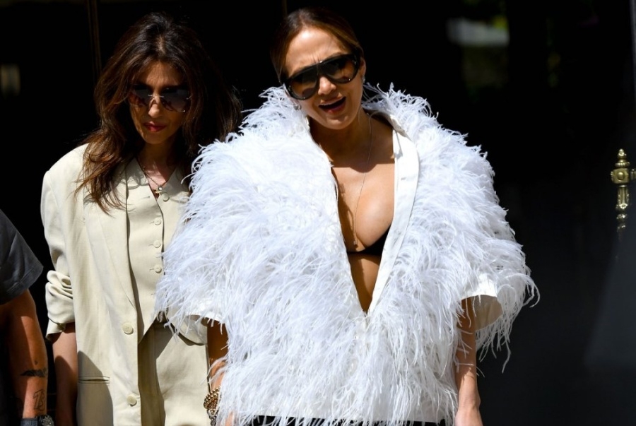 JENNIFER LOPEZ ZAPALILA PARIZ: Ispod raskošne jakne nosila samo grudnjak (FOTO)