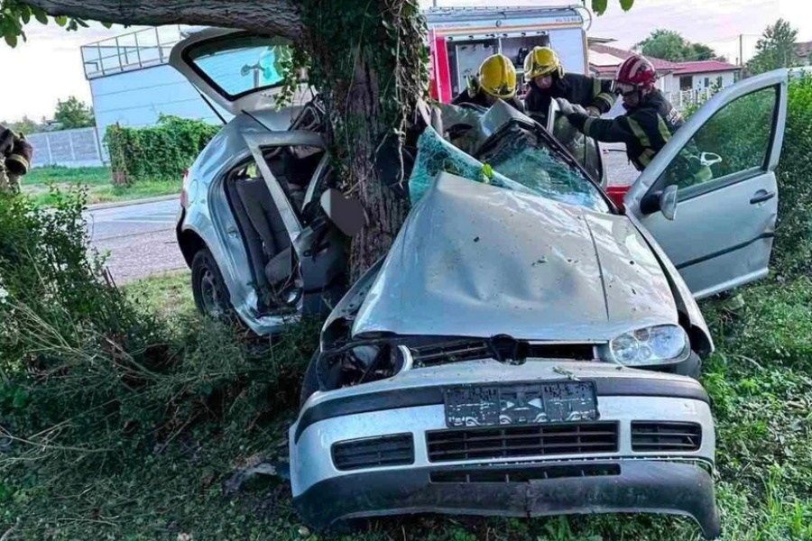 STRAVIČNE SLIKE SA MJESTA NESREĆE: Mladići (18) se zakucali u drvo i stradali, mještane probudio jak udar