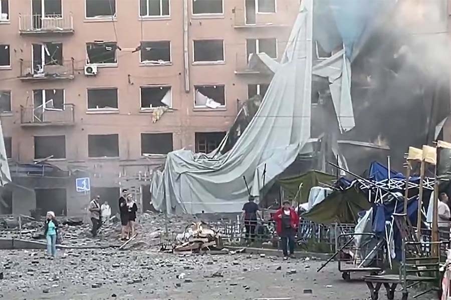 STRAŠNE SCENE IZ UKRAJINE: Krvavi napad ruskih agresora, balističkim raketama zasuli stambene zgrade, ima mrtvih...