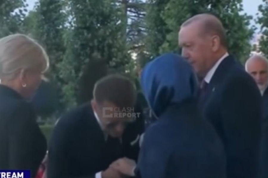 NEĆE DA MOŽE: Macron pokušao poljubiti ruku truske prve dame Emine Erdoğan, ali bezuspješno (VIDEO)