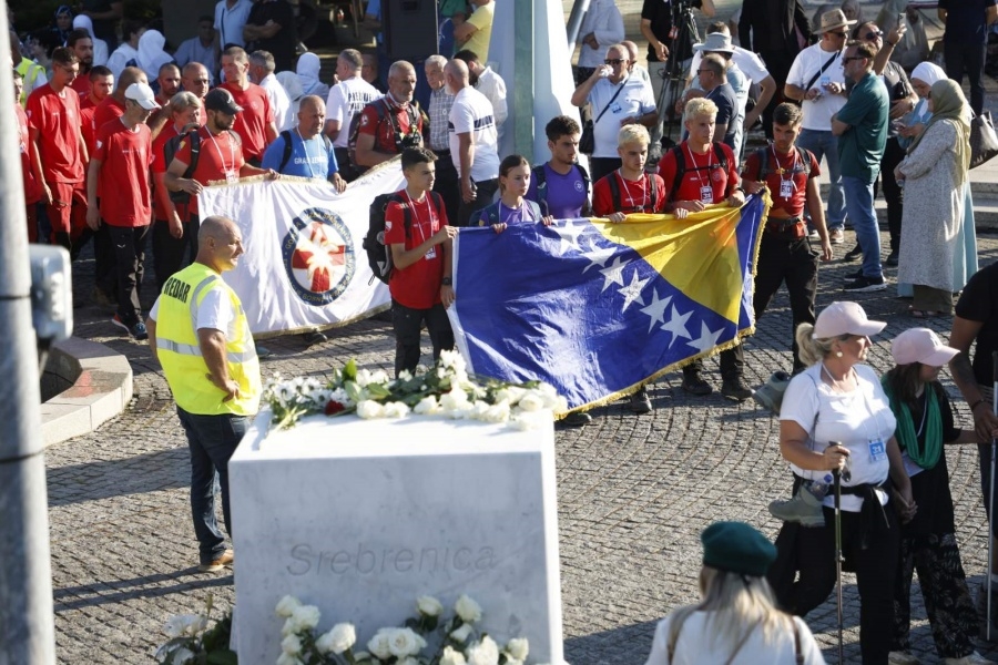 PREPJEŠAČILI PUT SMRTI: Nakon tri dana, učesnici Marša mira stigli u Potočare (FOTO)