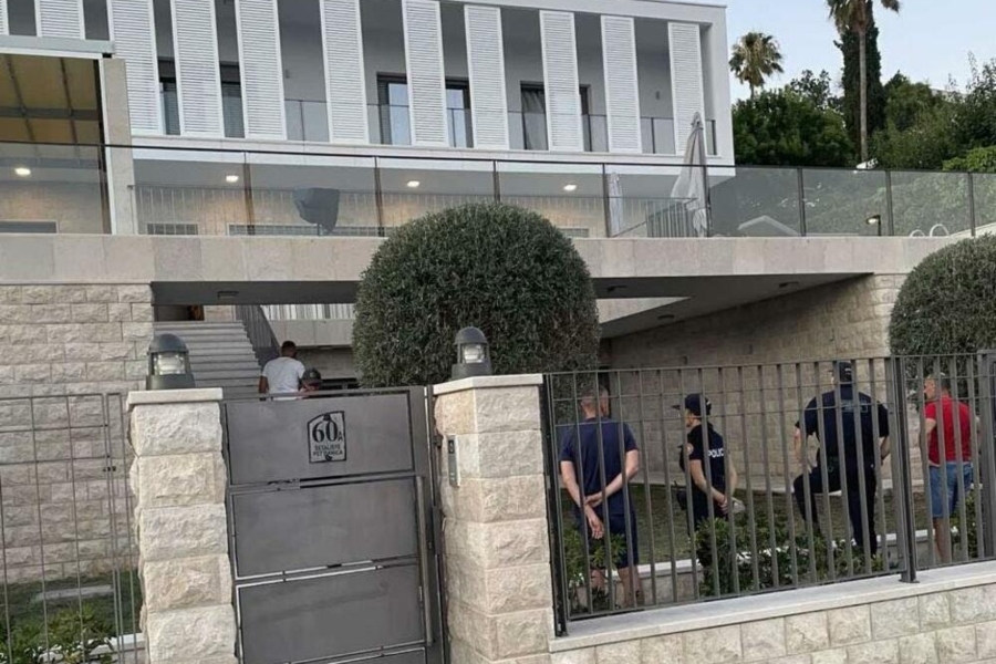 BAČENA BOMBA ISPRED VILE SRBIJANSKOG BIZNISMENA: Drama u Herceg Novom - od detonacije popucala stakla