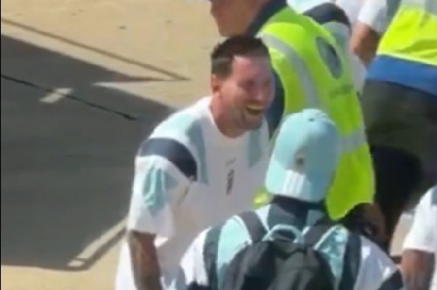 MESSI NA AERODROMU PROLAZI ISTO KAO I SVI OSTALI: Ono što je uradio kada su zaustavili Romera nasmijalo je cijeli internet