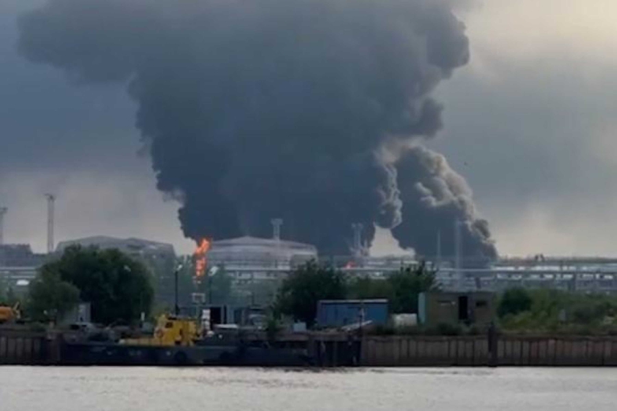 TOTALNA KATASTROFA U RUSIJI: Ukrajinski dronovi razorili naftni terminal u Putinovom rodnom gradu, šire se zastrašujući snimci! (VIDEO)
