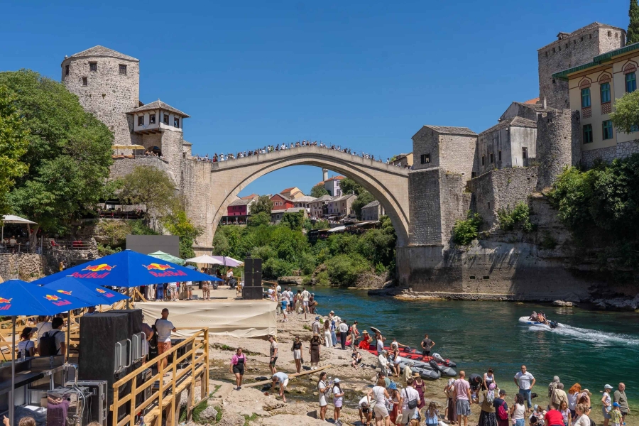 JEDINSTVEN DOGAĐAJ U GRADU NA NERETVI: Stiže hiljade posjetilaca na spektakl pod Starim mostom (FOTO)