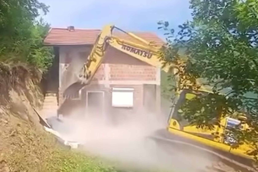 KRAJ PRIČE: Porušene nelegalne srpske vikendice na Kosovu (VIDEO)