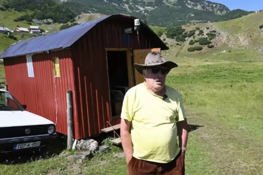 ZOVU GA FOJNIČKI ROBINZON: Mujo živi sam u tri kuće, a dve je sam napravio i to od drveta, voza ih gdje poželi (VIDEO)