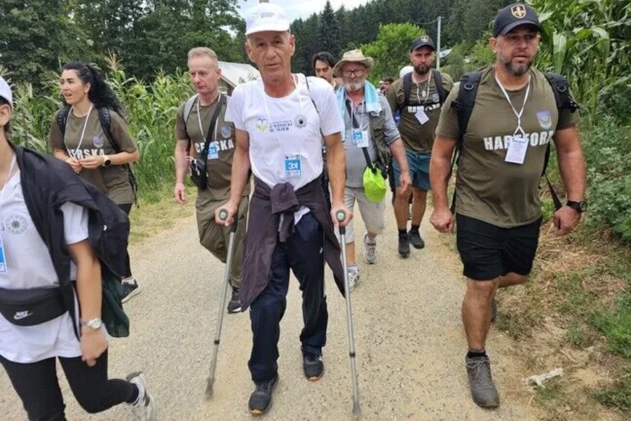 SA DVIJE ŠTAKE KRENUO NA MARŠ MIRA: Mumin ima 80 posto invaliditeta, ali ga ništa nije spriječilo da oda počast žrtvama Srebrenice