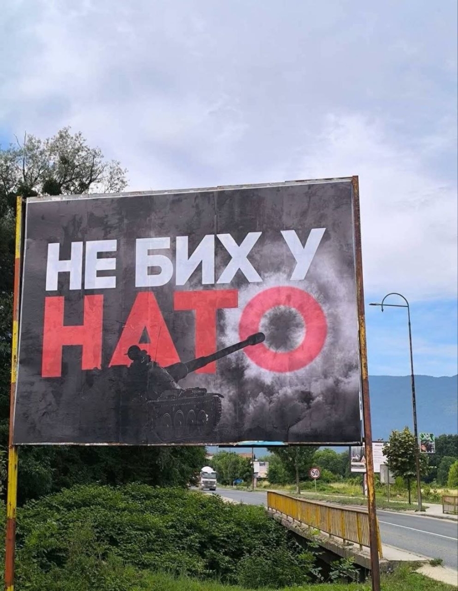 PORUKE KOJE LEDE KRV U ŽILAMA: Osvanuli plakati protiv NATO saveza na ulazu u Sarajevo (FOTO)
